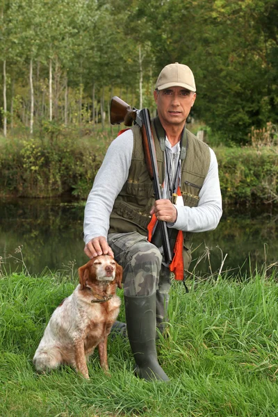 개와 함께 사냥하는 모습 — 스톡 사진
