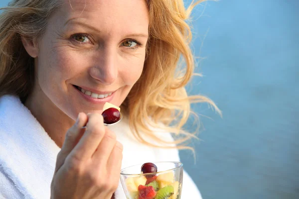 Vrouw eten van fruit — Stockfoto