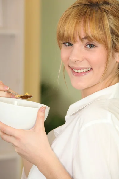 Woman with bowl of cereal — Stock Photo, Image