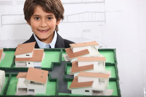 Мальчик, притворяющийся архитектором — стоковое фото