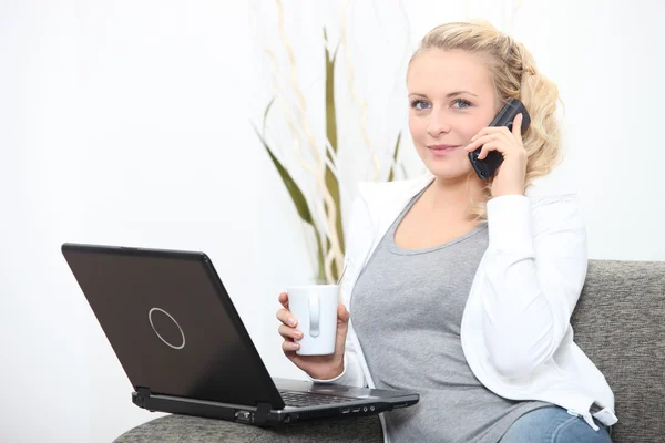Woman with computer and coffee cup — Stock Photo, Image