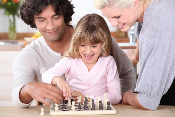 父亲和女儿下棋 — 图库照片
