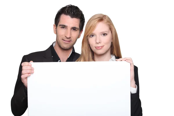 Бизнесмен и предпринимательница держат рекламную доску — стоковое фото