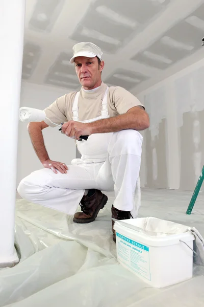 Muž malba bílá místnost — Stock fotografie
