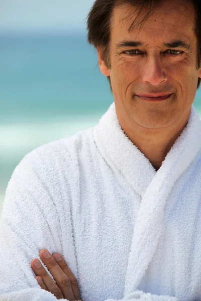 Porträtt av en man i badrock — Stockfoto