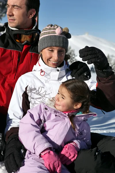 Rodzina spożywająca na nartach — Zdjęcie stockowe