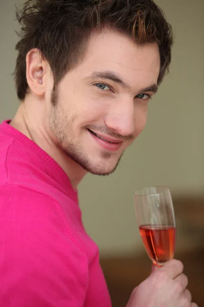 ワインのグラスを持った男 — ストック写真