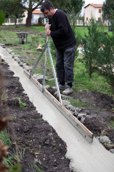 Человек, работающий в саду — стоковое фото