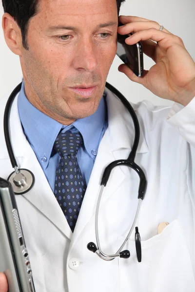 Läkaren talar på sin telefon — Stockfoto