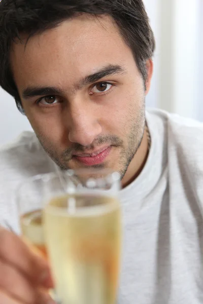 Człowiek trzymający kieliszek szampana — Zdjęcie stockowe