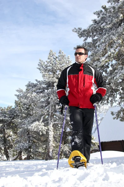 Homem snowshoeing — Fotografia de Stock