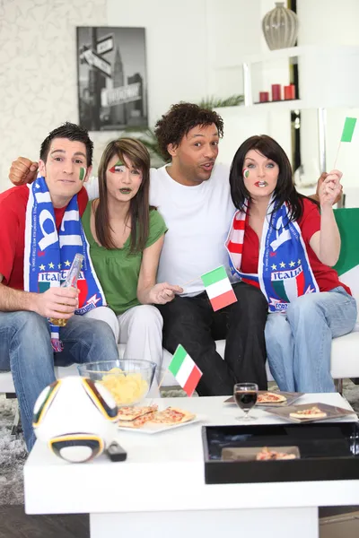 이탈리아 축구 팬 들 집에서 — 스톡 사진