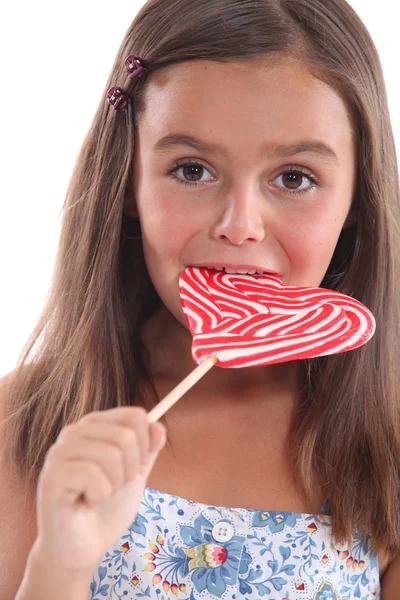 Liten flicka håller Lollipop — Stockfoto