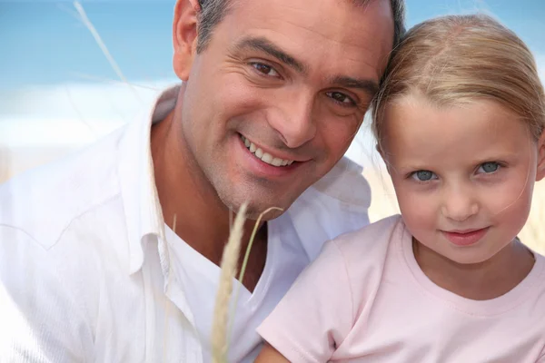 Far och dotter på en strand — Stockfoto