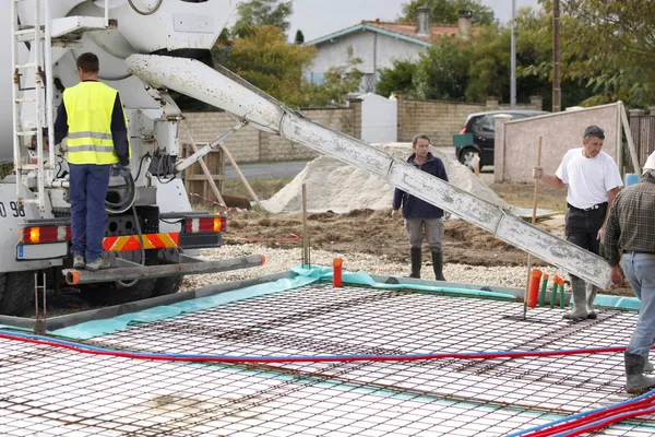 Trabajadores vertiendo cemento —  Fotos de Stock