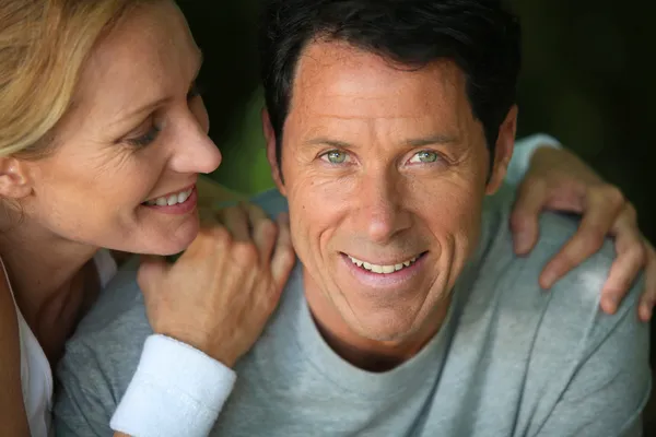 Średnim wieku para uśmiechający się — Zdjęcie stockowe
