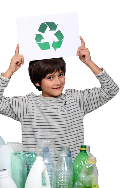 Menino pequeno segurando o logotipo da reciclagem — Fotografia de Stock