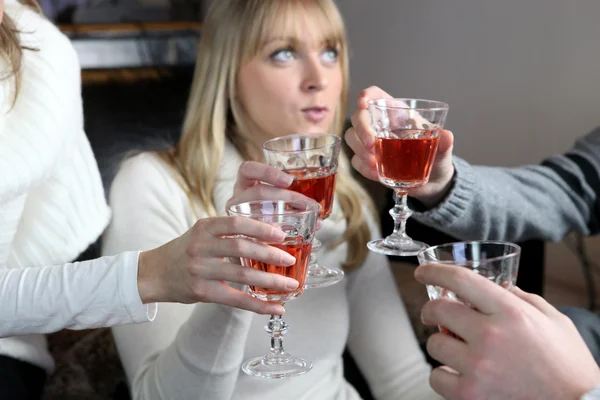 Vänner njuter av ett par drinkar tillsammans — Stockfoto