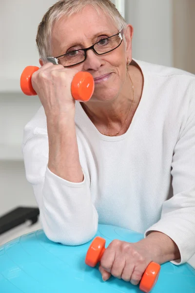Stará žena s hmotností pomeranče — Stock fotografie