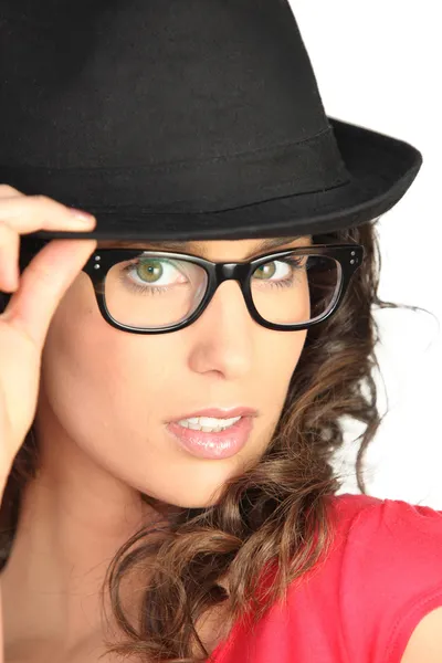 Piękna kobieta w grubej oprawie okulary i czarny kapelusz — Zdjęcie stockowe