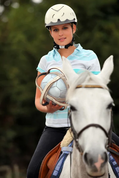 Giovane donna bionda che gioca a palla di cavallo — Foto Stock