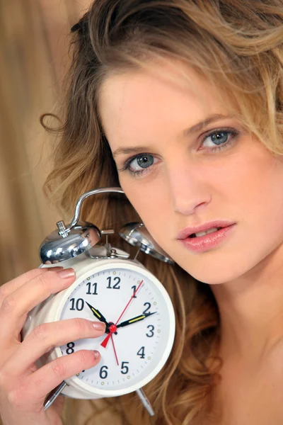 Kvinna stiger sent — Stockfoto