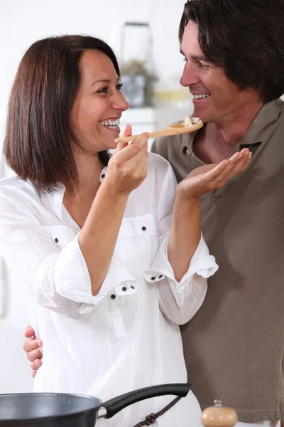 Мужчина и женщина на кухне — стоковое фото