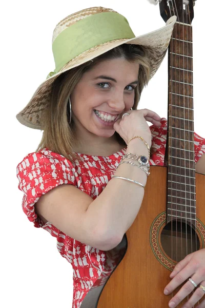 Chica juguetona sosteniendo la guitarra — Foto de Stock
