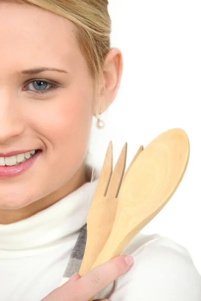 Mujer sosteniendo cuchara de madera y tenedor — Foto de Stock