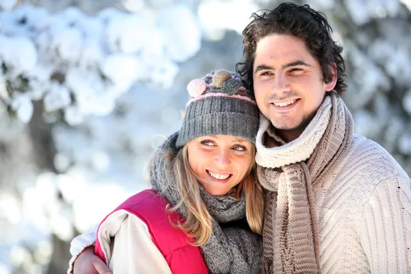Retrato de pareja feliz en el resort de invierno Fotos de stock