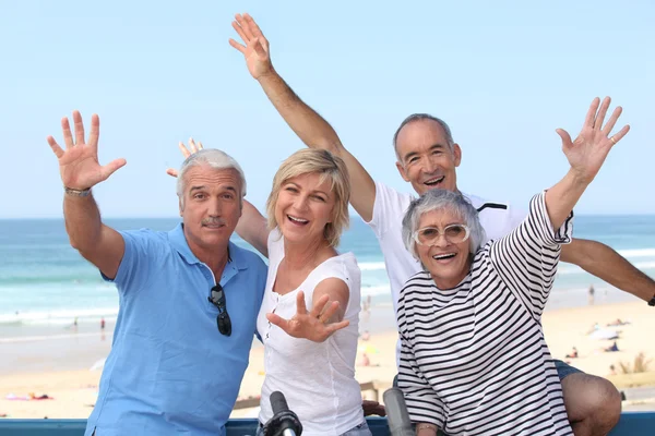 Grupo de idosos na praia Imagens Royalty-Free