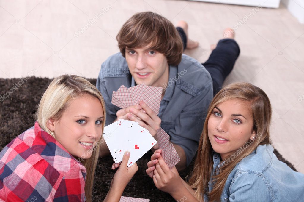 видео подростки играют в карты