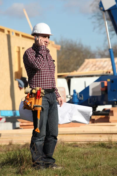 Foreman estaba junto a la casa de madera — Foto de Stock