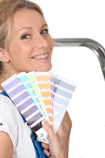 Woman choosing paint color — Stock Photo, Image