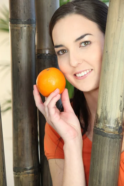 Žena držící oranžovou — Stock fotografie