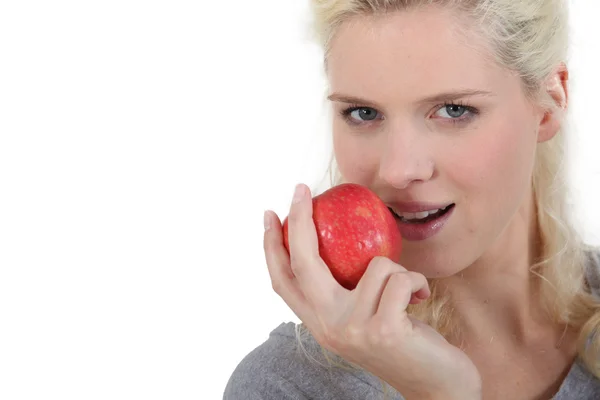Blond kvinna äta ett äpple — Stockfoto