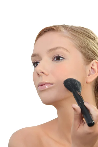 Mulher aplicando maquiagem — Fotografia de Stock