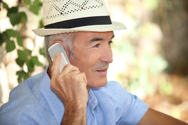 Uomo anziano al telefono — Foto Stock