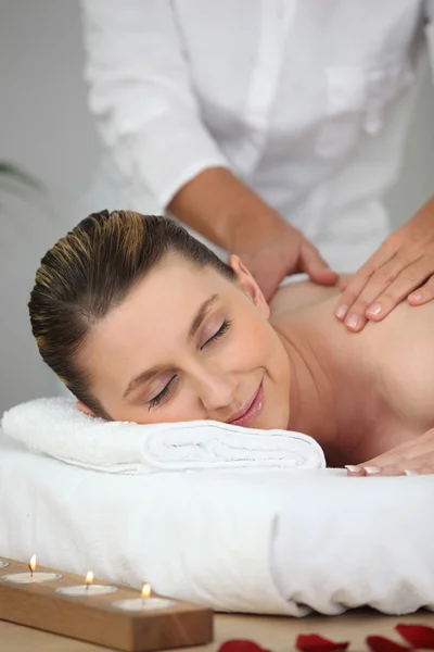 Mulher recebendo massagem — Fotografia de Stock