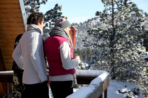 Ehepaar bei der Ankunft in seinem Winter-Chalet — Stockfoto