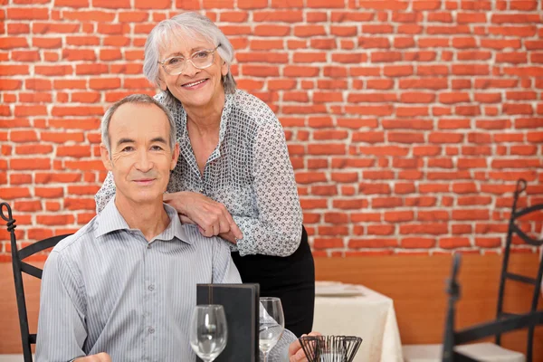 Пожилая пара в ресторане — стоковое фото