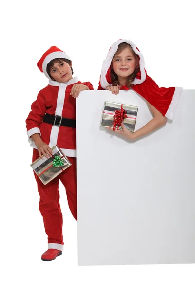 Niños vestidos con disfraces de Papá Noel —  Fotos de Stock