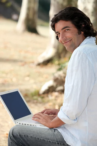 Homem com computador — Fotografia de Stock