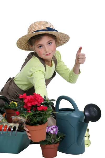 Chica joven de jardinería — Stockfoto