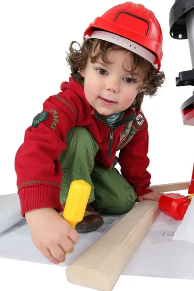 Liten pojke leker med en leksak workshop — Stockfoto