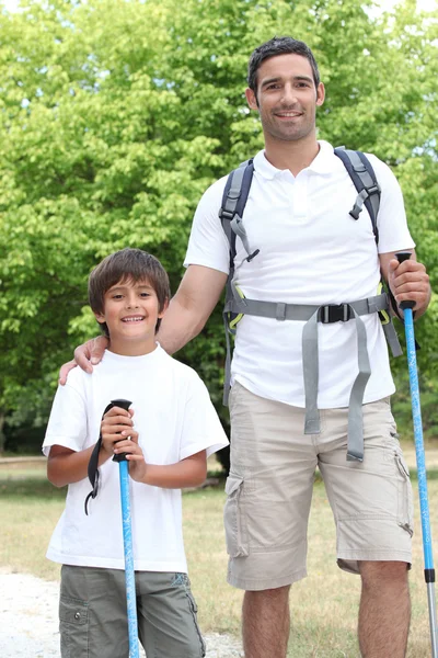 Otec a syn, procházky v přírodě — Stock fotografie