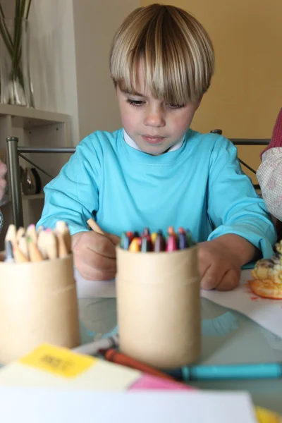 Kleine jongen doet zijn kleurstoffen — Stockfoto