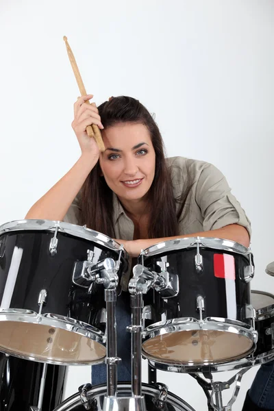 Vrouwelijke drummer — Stockfoto