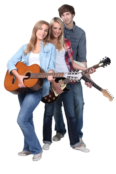 Молодые гитаристы — стоковое фото
