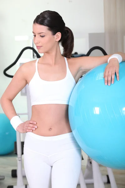 Woman with an exercise ball — 图库照片